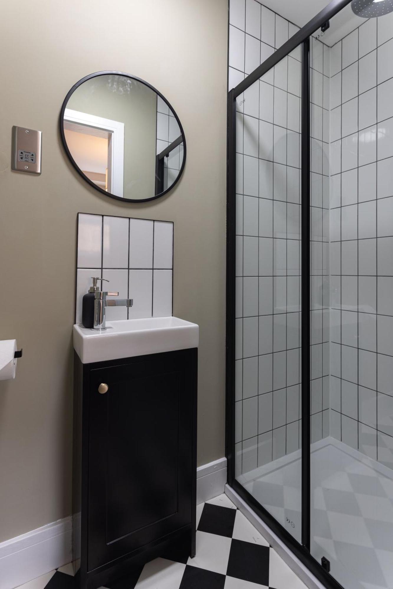 Broughton Place: Contemporary In Apartment