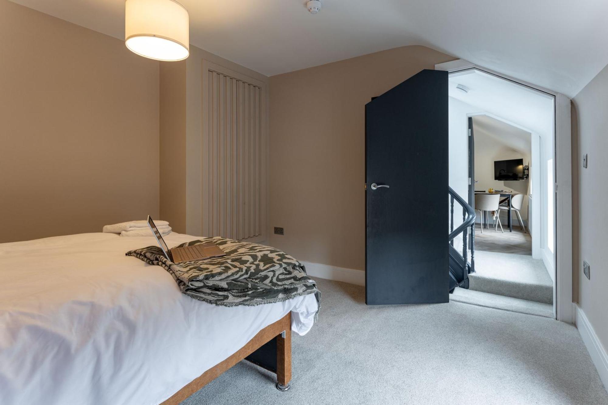 Broughton Place: Contemporary In Apartment *