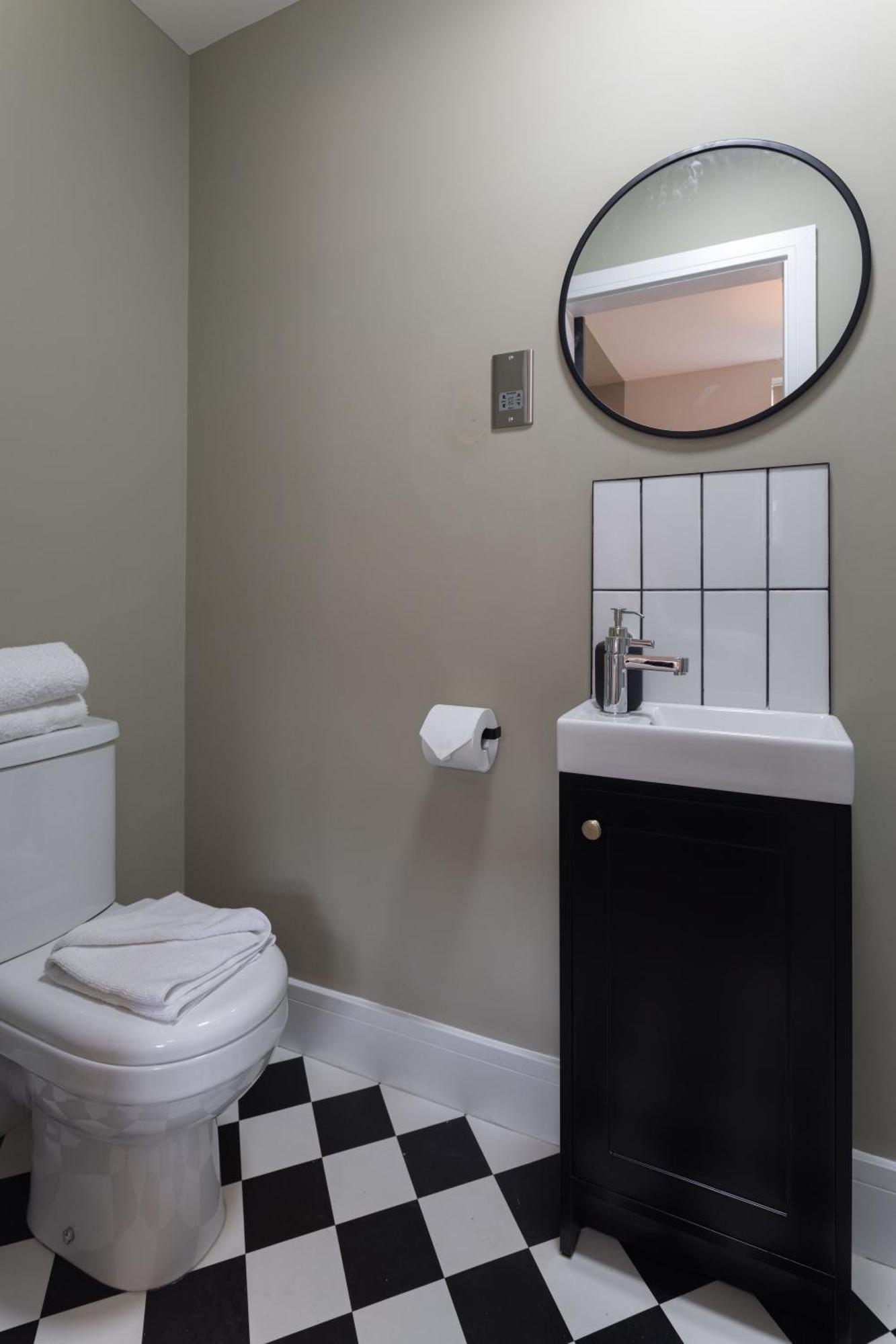 Apartamento Broughton Place: Contemporary In *