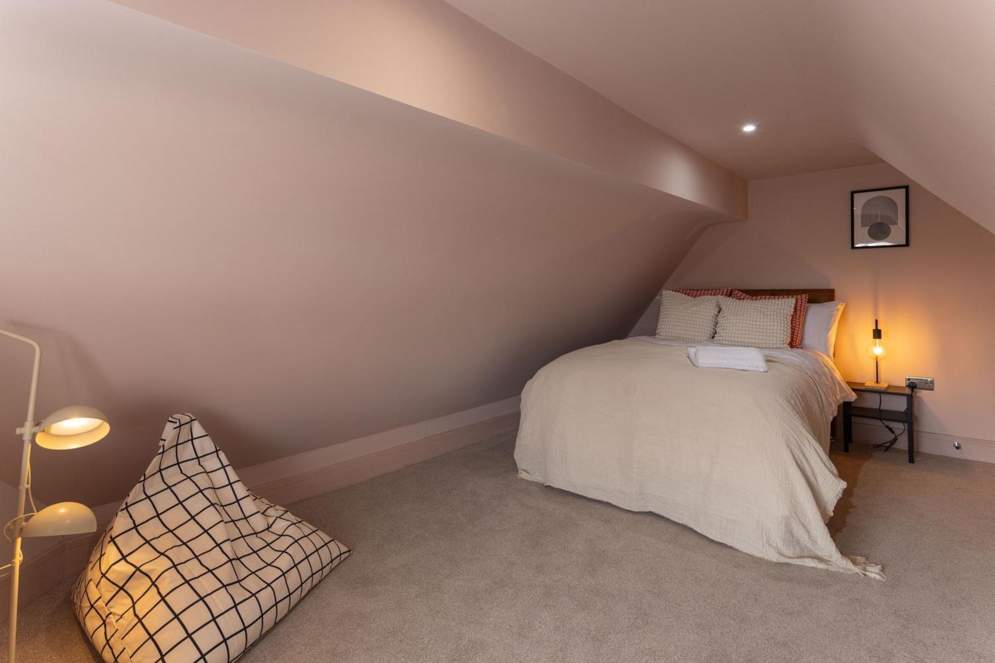 Apartment Broughton Place: Contemporary In
