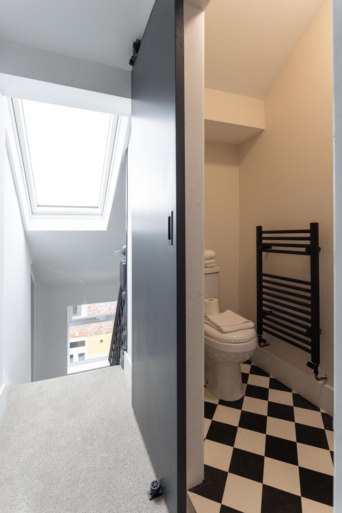 Broughton Place: Contemporary In Apartment *