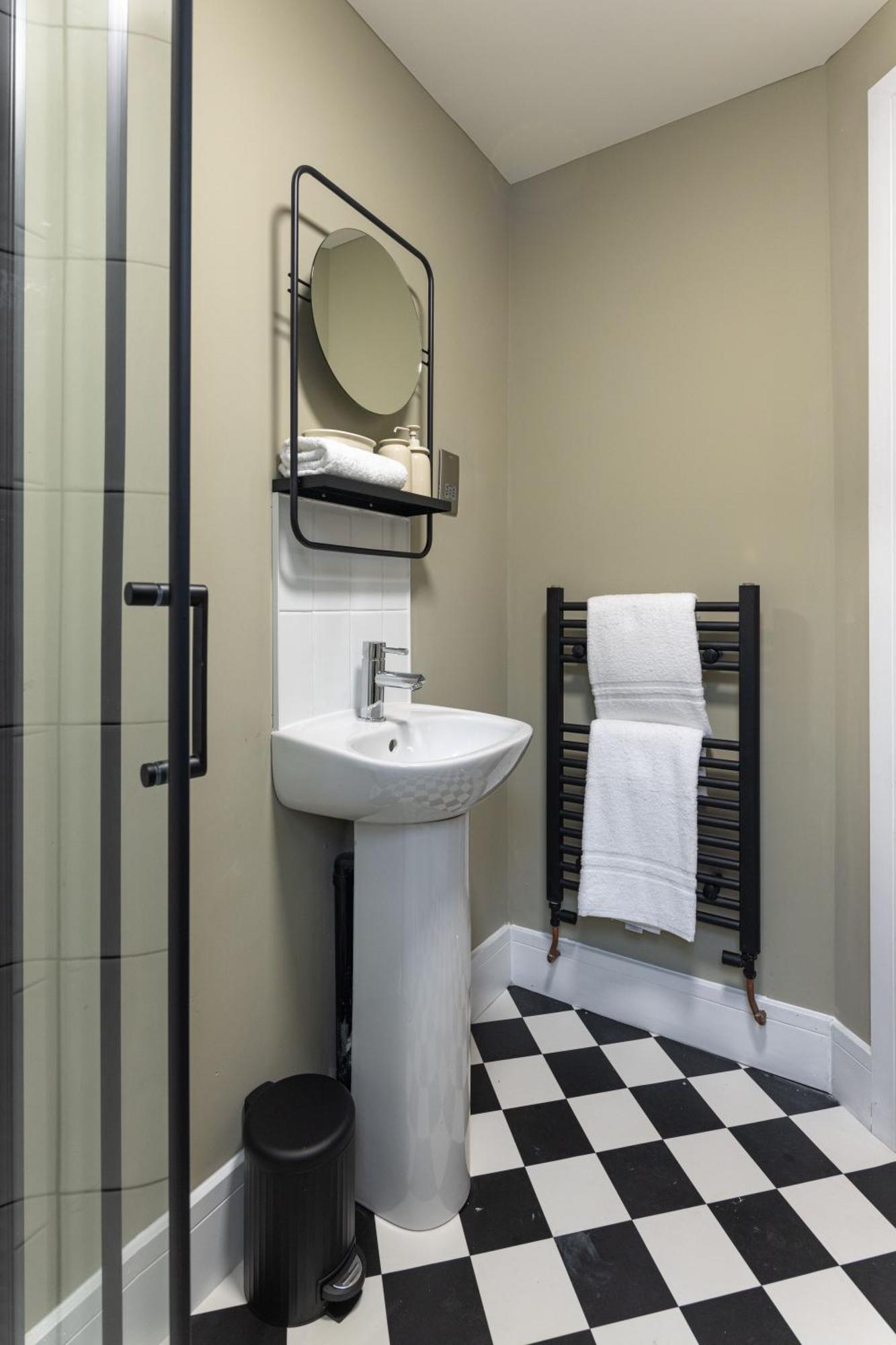 Broughton Place: Contemporary In Apartamento